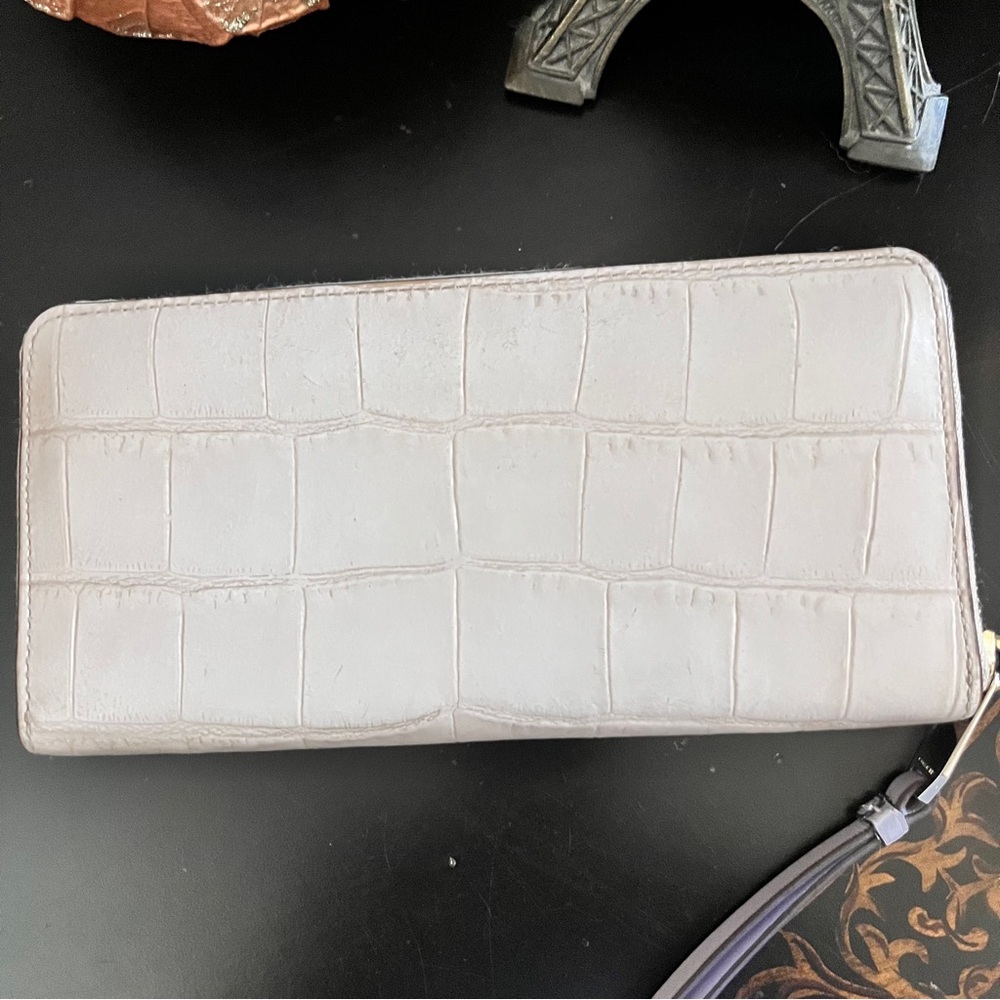 Coach Ivory Croc Embossed Long Wallet with Lavender Interior. 🤍💜EUC Rare - Picture 2 of 7